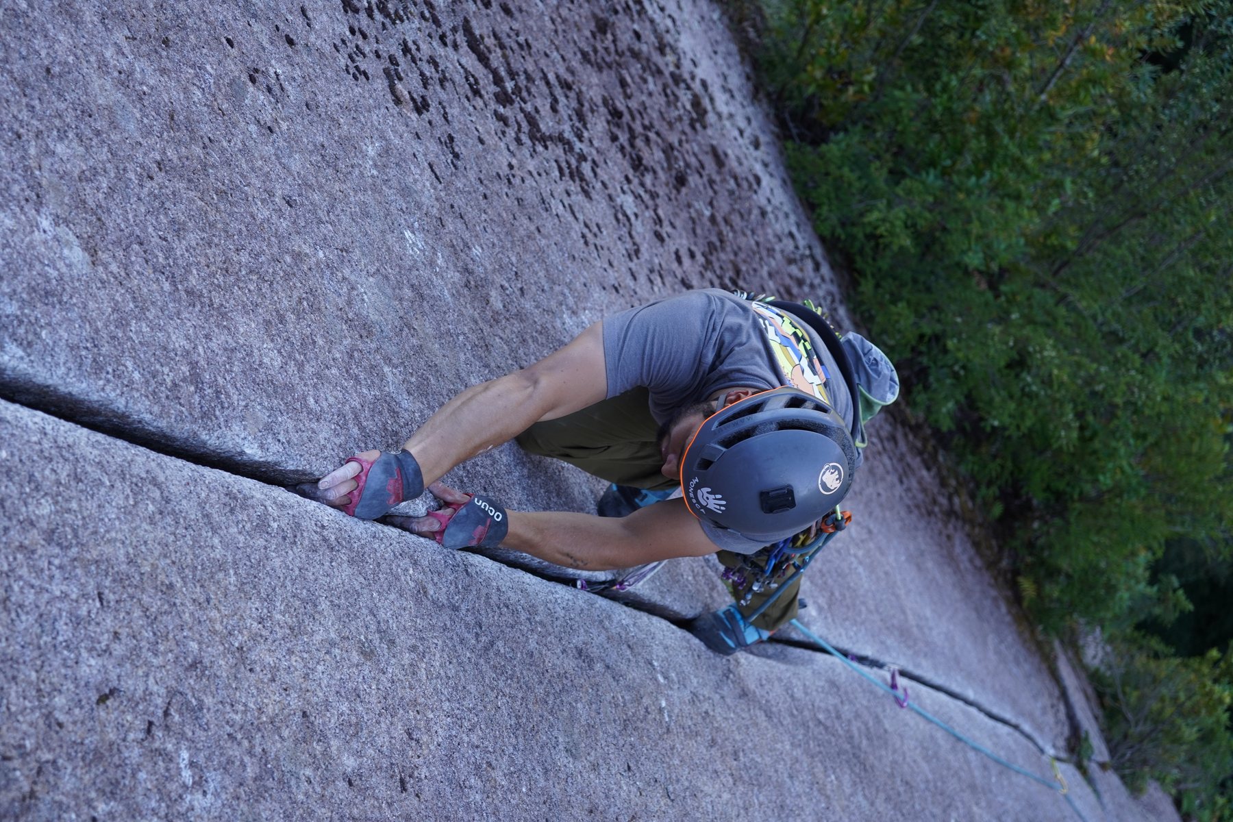 Escalador practicando técnica de fisura en una pared de granito