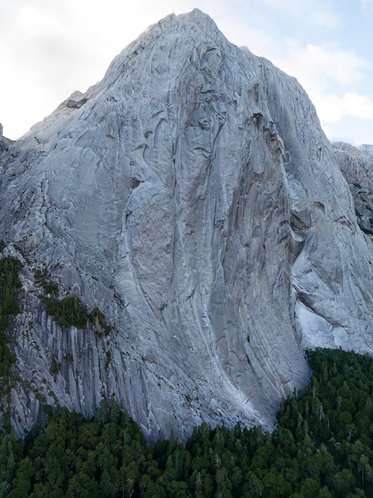 Gran pared de granito coronando el valle