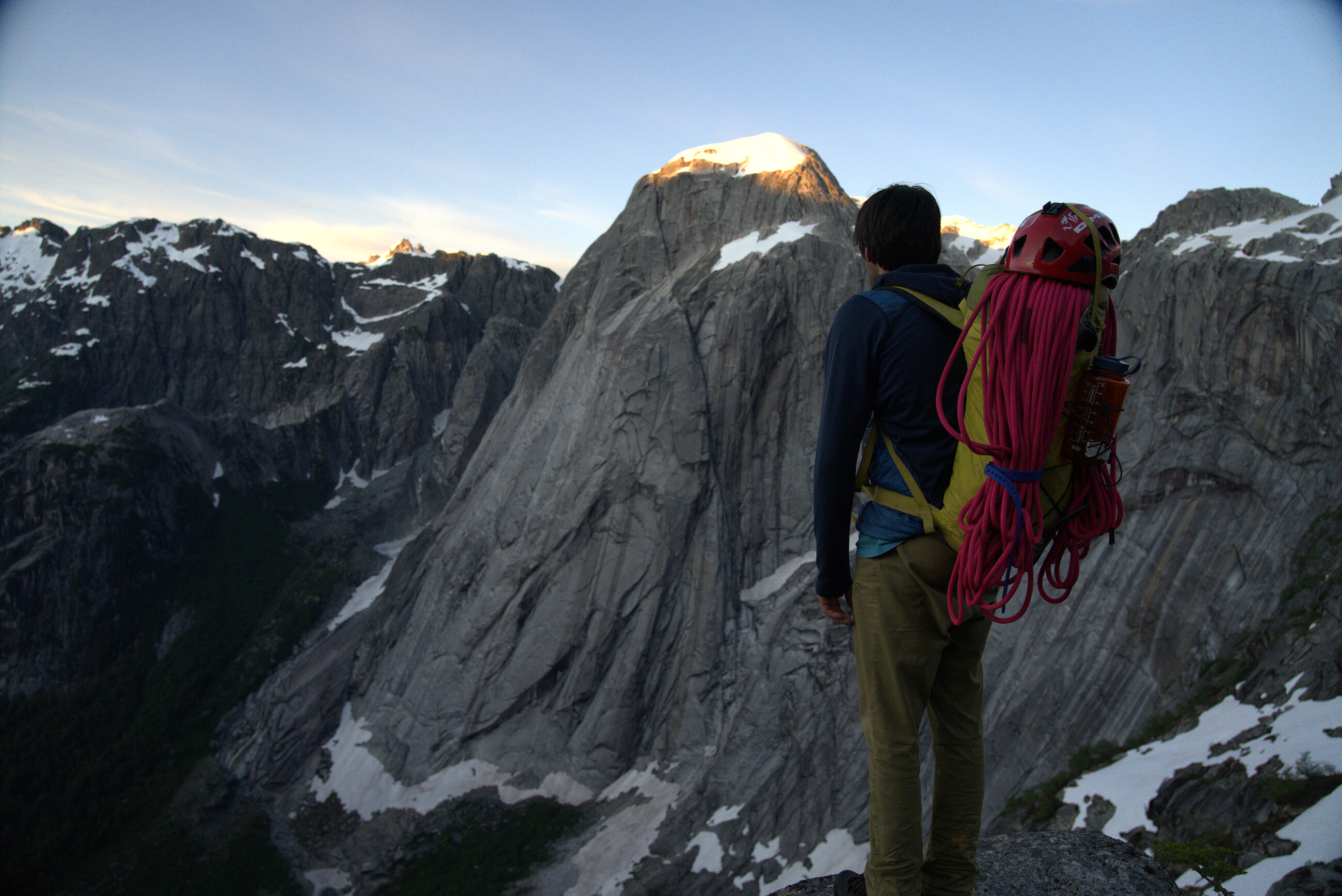Escalador contemplando las cumbres de granito del Valle de Cochamó al atardecer