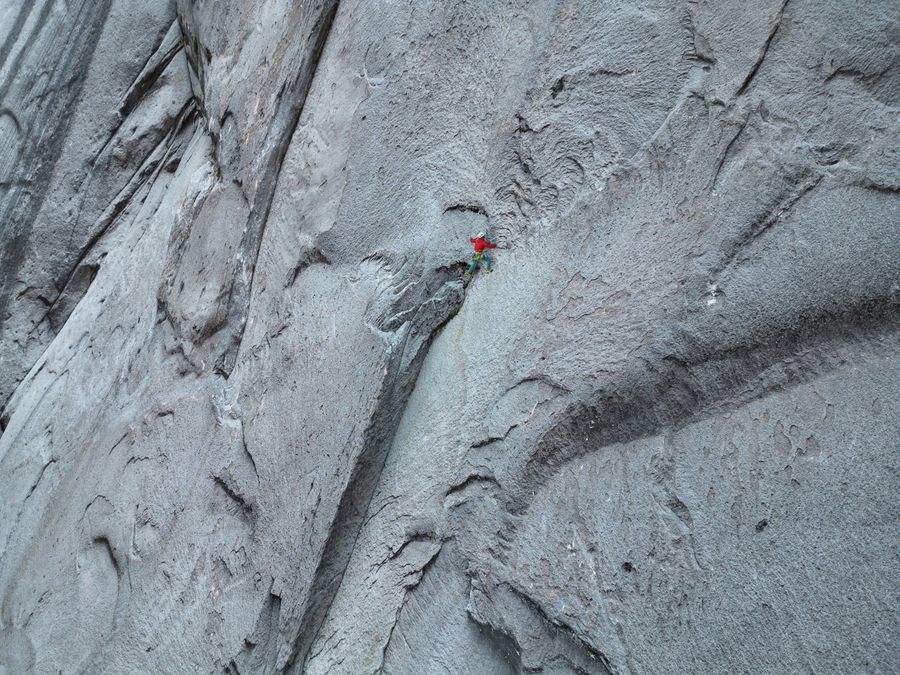 Escalador en pared de granito en Cochamó