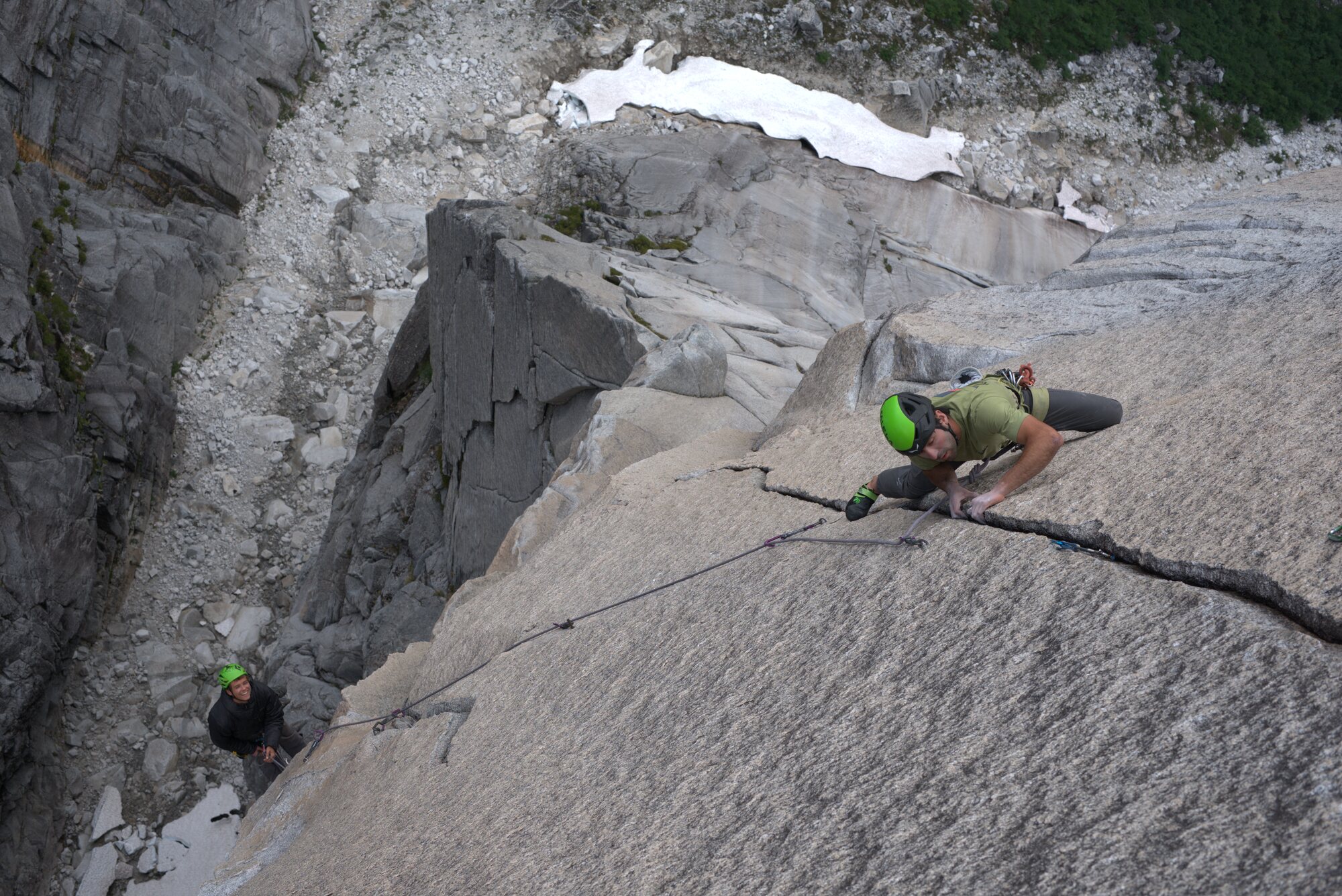 Escaladora en gran pared de granito del Valle de Cochamó