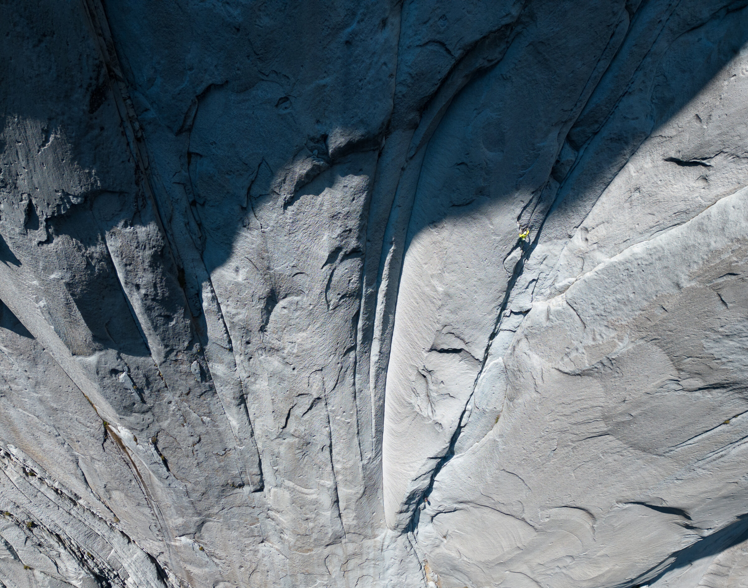 Escalador en las grandes paredes de granito de Cochamó