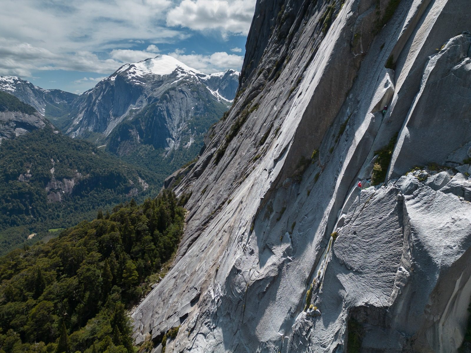 Pared de granito en Cochamó con escaladores