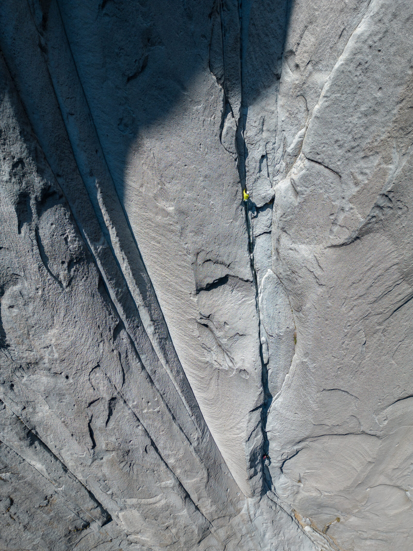 Escalador en una ruta de varios largos en las paredes de granito de Cochamó