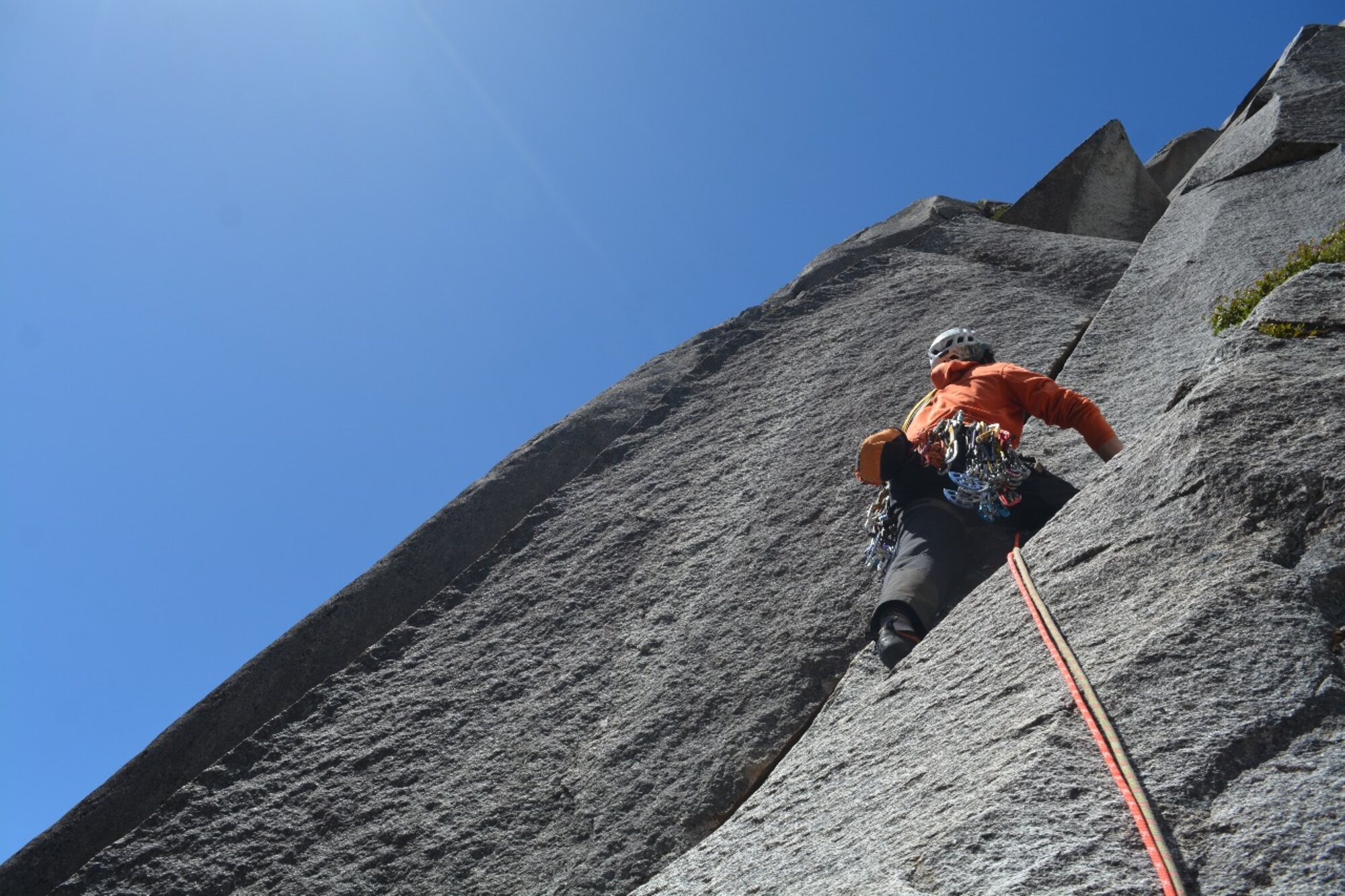 Escalador en placa de granito de Cochamó