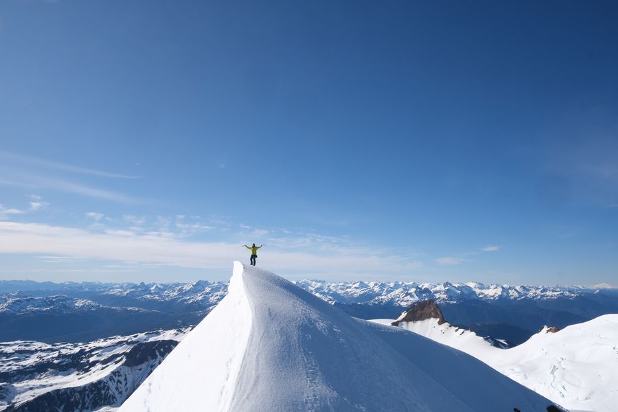 Alpinista en la cima de un volcán patagónico